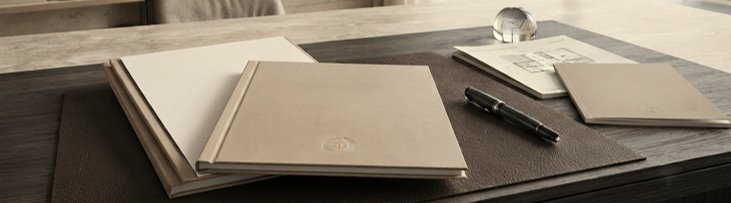 Hochwertige Mappen und Unterlagen auf einem Schreibtisch